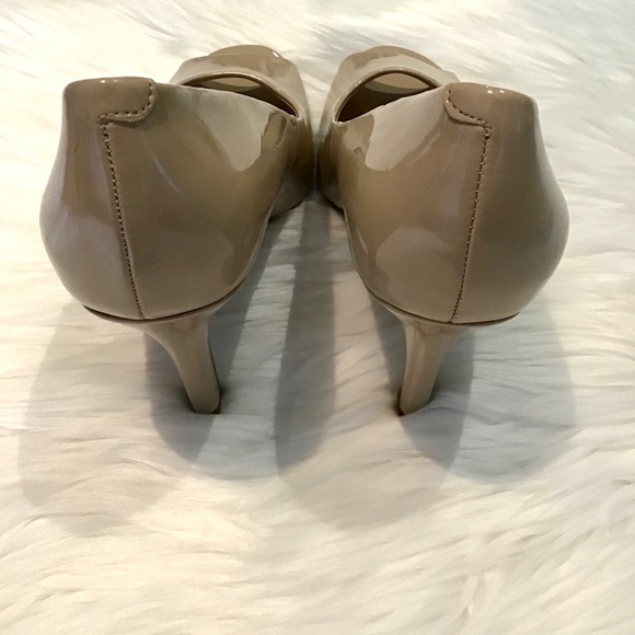 Kelly & Katie ‘Izzy’ patent nude peep-toe heel 7M - Picture 6 of 8